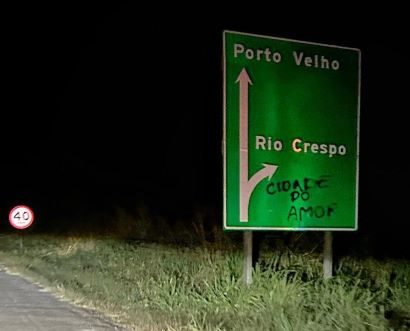 A placa da BR-364, fotografada pelos noivos. A pichação à mão é a origem do nome deste site.