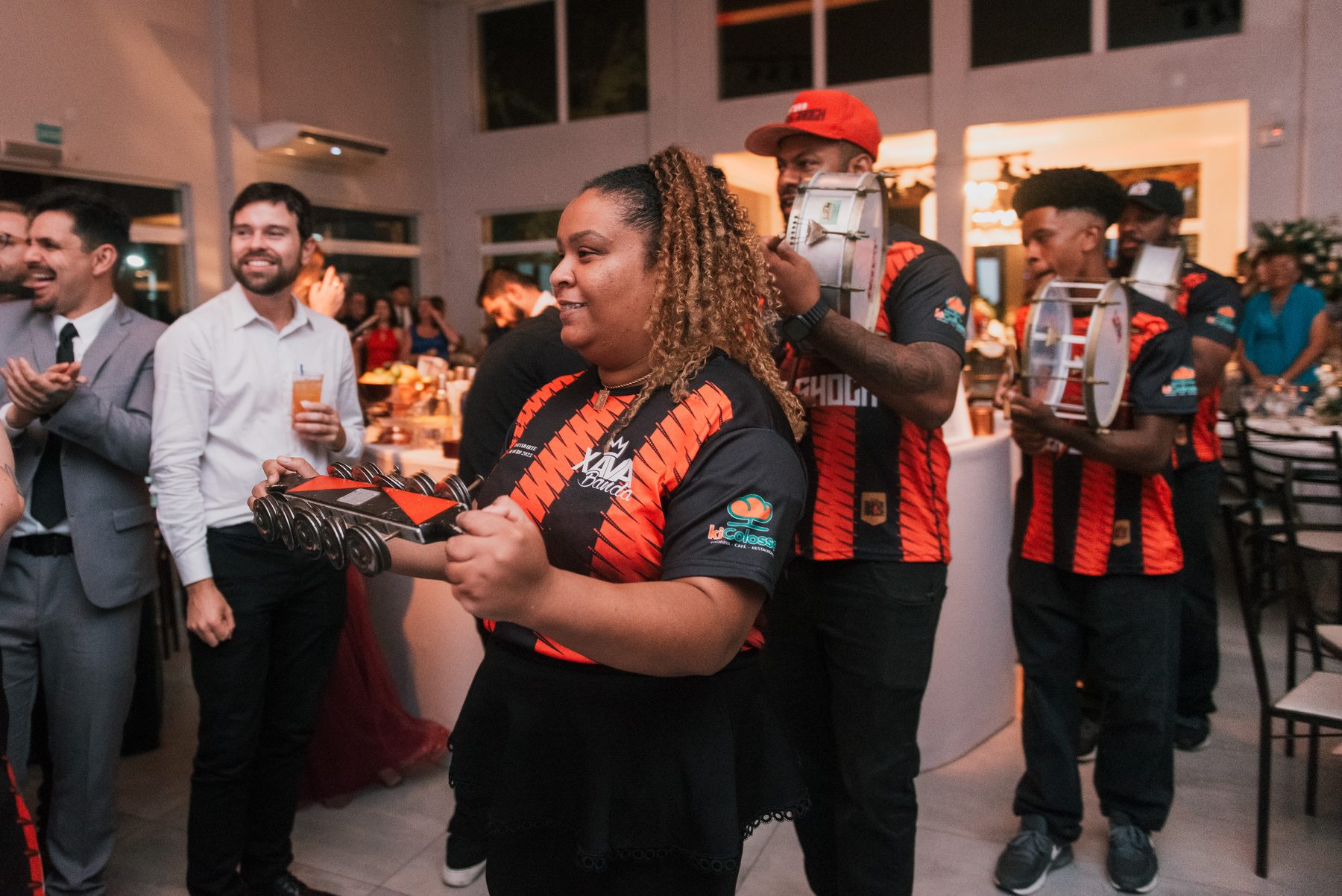 Meia-noite e vinte e quatro: a Charanga entra pelo salão.