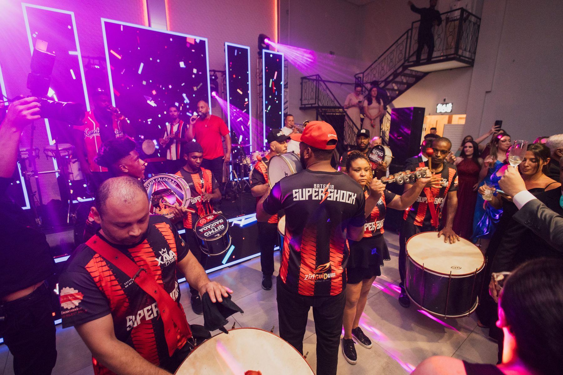 A bateria tomou a pista antes de a banda subir ao palco.
